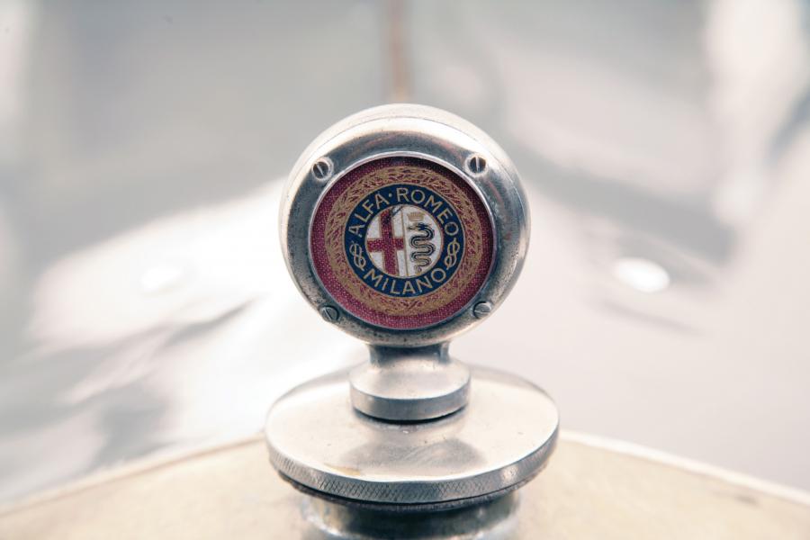 Логотип Alfa Romeo 6C 1750 Turismo Drophead Coupe by Young 1929 года  (фото 3 из 26)
